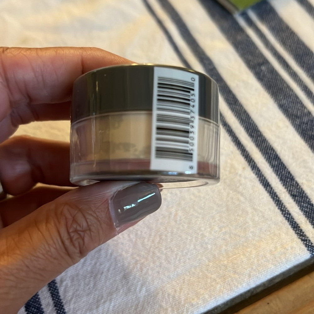 New KAB Cosmetics Translucent Loose Setting Powder - Picture 4 of 4